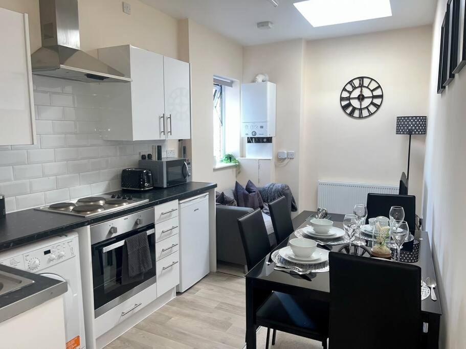 2 Bedroom Apartment With Balcony Oxford Exterior photo