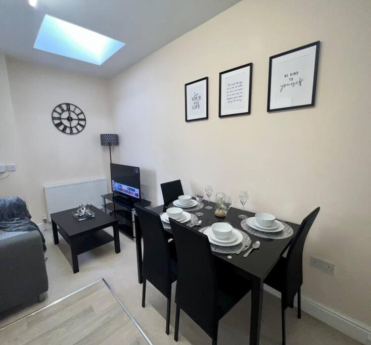 2 Bedroom Apartment With Balcony Oxford Exterior photo